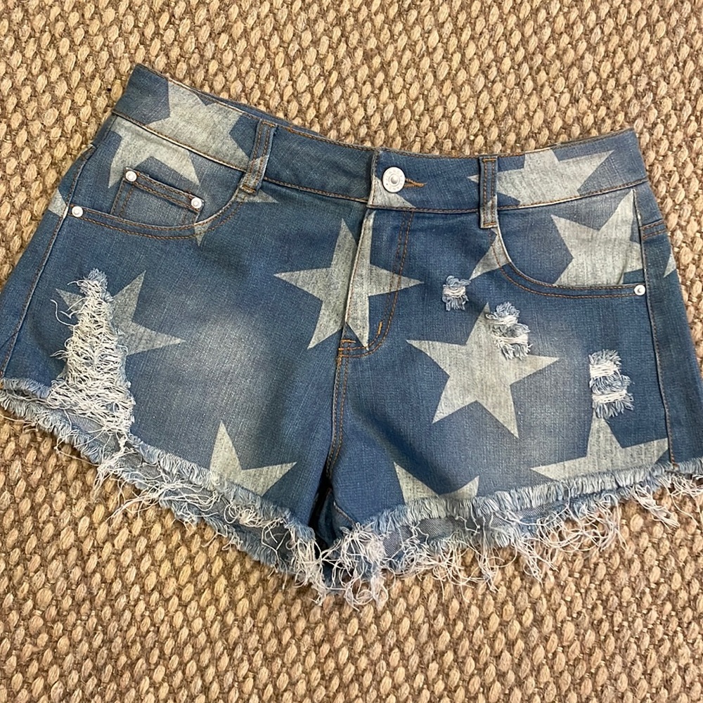 NEW Davi & Dani star shorts